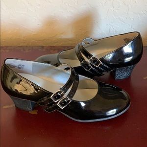 Girl’s patent leather dress shoe with glitter heel